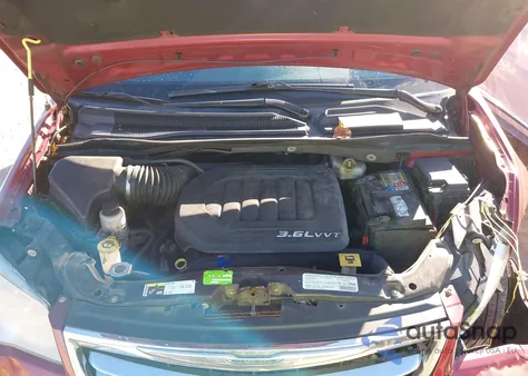 2013 Chrysler Town & Country Touring z USA, uszkodzony, nr VIN 2C4RC1BG3DR588440